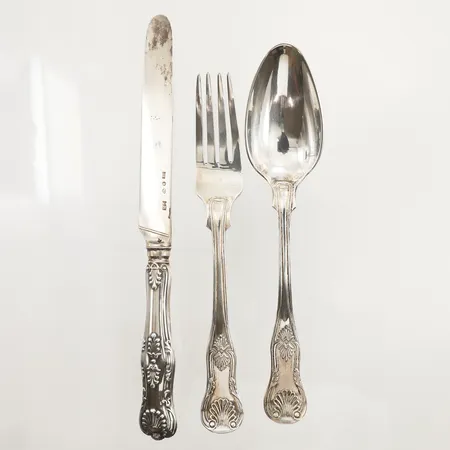 Bestick, en bordsgaffel, en bordssked, en bordskniv, gravyr, silver 830/1000 Vikt: 128,9 g