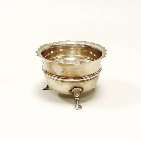 Skål på fötter, höjd 60mm, Ø90mm, engelska stämplar, smärre skevhet, repor/sprickor, silver. Vikt: 72,1 g