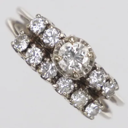 Ring med diamanter 1x ca0,38ct, 10x ca0,05ct, ca cr/P-SI, stl 18½, bredd 2,3-8,5mm, vitguld, 14K Vikt: 4,4 g