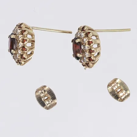 Ett par örhängen med röda och vita stenar ca 8x10mm 14K, medföljer snurrebussar av oädel metall Vikt: 3 g