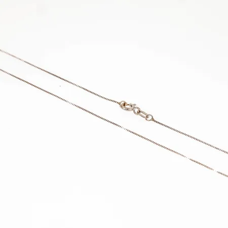 Tunn kedja Venezia i 18K vitguld. Den är 46 cm lång, 0,6 mm bred och väger 1,2g. Springring. Stämplad GHA (Guldfynd), 750.