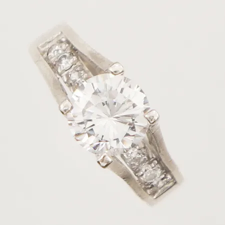 Ring med vit sten, stl 16, bredd 2,9-7mm, silver 925/1000 Vikt: 3,2 g