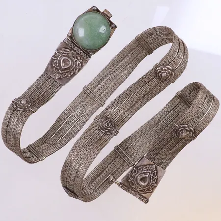 Bälte med grön sten, längd 80cm, bredd 22-32,5mm, silverfärgad metall.