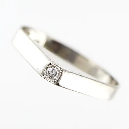 Ring, 8/8-slipad diamant ca 0,02ct, bredd 2,7mm, skevheter, vitguld, 18K. Vikt: 1,8 g