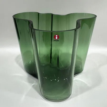 Iittala Savoy, design Alvar Aalto, höjd 16cm, grön, etikettmärkt Skickas med postpaket.