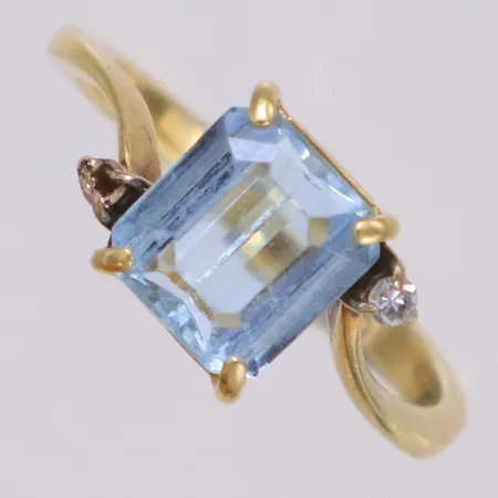 Ring med blå sten och diamant ca 0,02ct 8/8-slipad, stl 17, bredd 2-8,7mm, sten saknas, gravyr, 18K Vikt: 3,3 g