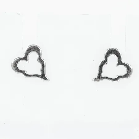 Örhängen Efva Attling "Little Crazy Heart Ear" i silver (925/1000). De är 9 x 10 mm och väger 1,4g. Nypris 1.100:-
