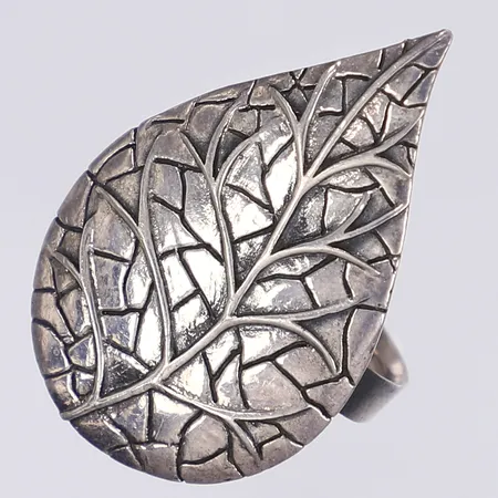 Ring, löv, ställbar stl ca 18, bredd 3-39mm, gravyr, slitage, silver 925/1000 Vikt: 11,2 g