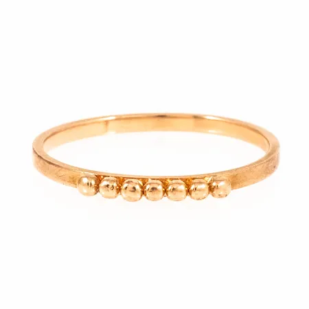 Umeåtillverkad ring i 18K guld. Den är 1 mm bred, är i storlek 16¾ och väger 1,3g. Stämplad FK (Kjellins Guld), Umeås stadsstämpel, 18K, kattfot & S9 (1968).