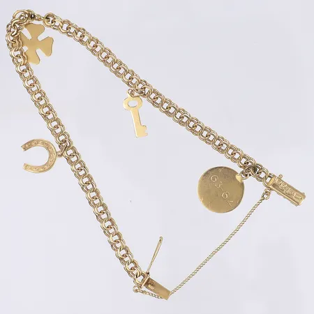 Armband Bismarck med fyra berlocker, 18,5cm, bredd 4,5mm, en graverad berlock, påtagligt bruksslitage, 18K Vikt: 9,5 g