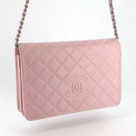 Väska Chanel, Wallet on Chain, light pink, serienr: 21880610, år 2015/2016, slitage på kanter/hörn, parfymdoft, med certifikat och dustbag, 