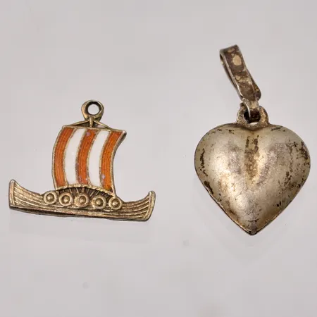 2st hängen i silver, Hjärta & Vikingaskepp, mått 10,6x19,4mm, 13,4x11,5mm, ögla saknas, 830/1000, vikt 2,63g.