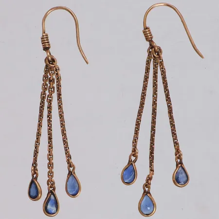 Ett par örhängen med blå stenar, längd 43mm inklusive krokar, bredd 3mm, ostämplade, 14K Vikt: 2,2 g