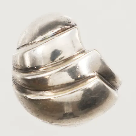 Ring, välvd, dekor i relief, stl 17, bredd 19,6mm, importstämplad, 925/1000 silver Vikt: 10,1 g