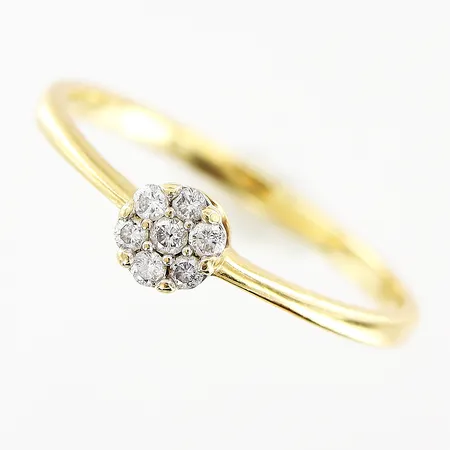 Ring, diamanter 7 x ca 0,01-0,02ct, stl 17½, bredd 1-4,3mm, 18K. Vikt: 1,6 g