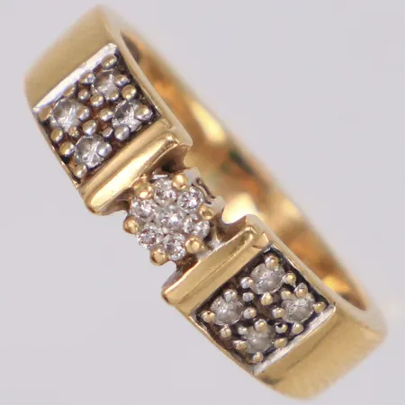Ring med diamanter 8x ca 0,02ct 7x ca 0,005-0,01ct, stl 16½, bredd 3,2-5,3mm, GHA, 18K Vikt: 4,8 g