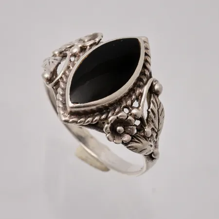 Ring i silver, stl 17, bredd 2,2-17,3mm, 1st Onyx liknande, mått, 6,6x13,2mm, 925/1000, vikt 3,18g.