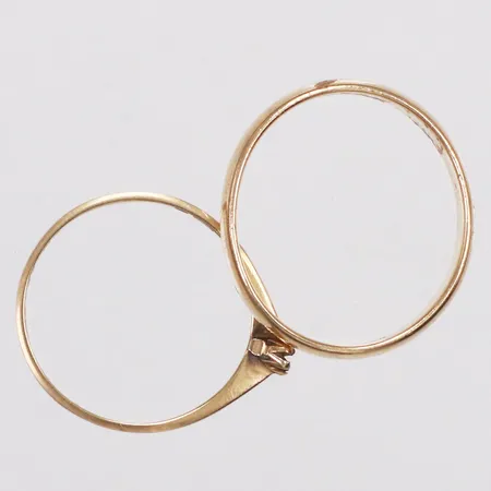 Diverse guld, gravyr, skev, sten saknas, 18K Vikt: 4,8 g