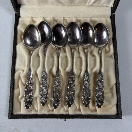 6 Kaffeskedar med genombrutet skaft modell Telemark längd 11,5cm stämpelmärkta NM (Norskt Mönster) silver 830/1000 Vikt: 59,1 g