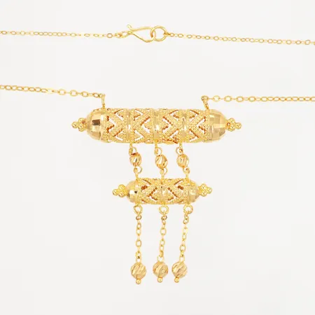 Collier med integrerat hänge 63cm, kedjans bredd: 2mm, hängdel: 60x50mm, 21K Vikt: 12,1 g