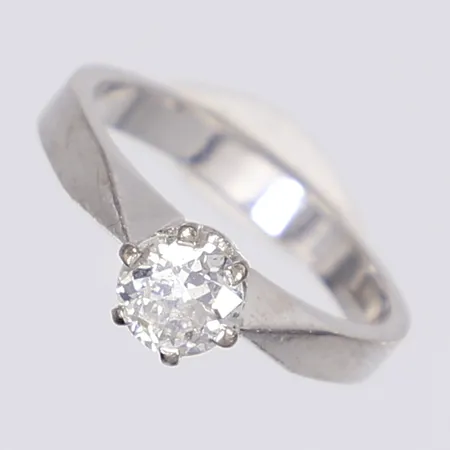 Ring med gammalslipad diamant 1x 0,66ct enl. gravyr, kvalité ca W/P1, stl 17, bredd 2,5-6mm, tillv. Rubinen Juvelatelje Hb, Mölndal Göteborg 1982, smärre nagg på diamant, vitguld 18K Vikt: 4,1 g