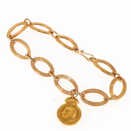 Armband i 18K guld med förtjänstmedalj. Det är 20 cm långt, 10,6 mm brett och väger 18,7g. Kroklås. Tillverkat 1988 av Borgila. Namngravyr på undersidan av en länk.
