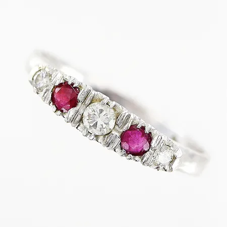 Ring, diamanter 2 x ca 0,02ct, 1 x ca 0,07ct, rubiner, stl 16¾, bredd 1,9-3,6mm, vitguld, 18K. Vikt: 1,7 g