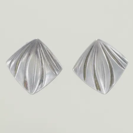 Ett par örhängen, höjd 2 cm, bredd 2 cm, silver 835/1000 Vikt: 2,8 g