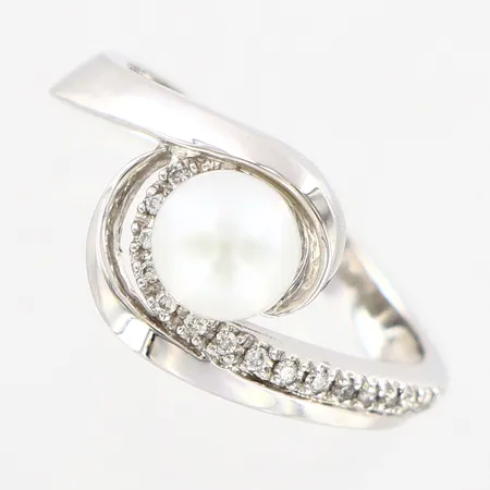 Ring Fyrklövern, odlad pärla Ø6mm, diamanter 0,07ctv, stl 17¼, vitguld 18K, etui medföljer Vikt: 4,3 g