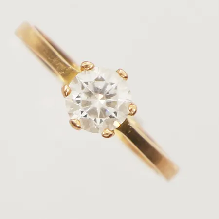 Ring med vit sten, stl 17¼, bredd 2-6,3mm, defekt, 21K Vikt: 1,7 g