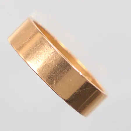 Ring slät, Ø19½, gravyr, bredd 6mm, 18K.  Vikt: 6,7 g