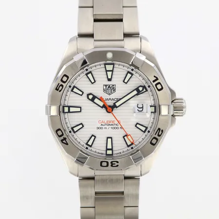 Herrur Tag Heuer Aquaracer, Calibre 5, Ø41mm, automatisk, Referens-nr: WBD2111-0 BA0928, rist-nr: 1299 161705, inköpt Hukes Malmö September 2021, länkens innermått 18cm, viklås, bredd:19-20mm, kvitto, bok, box, ytterkartong medföljer