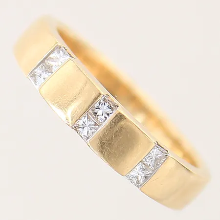 Ring med diamanter 6 x ca 0,07ct, prinsesslipade, stl 18, bredd 3,5-4,5mm, GHA, 18K Vikt: 6,2 g