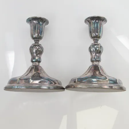 Ett par ljusstakar, höjd 15cm, fyllda bottnar, 830/1000 Silver bruttovikt 1149,2g.