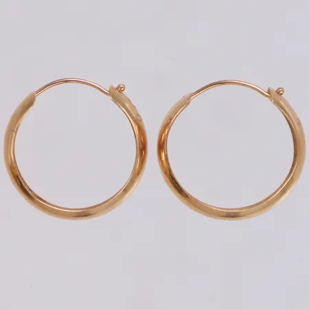 Ett par örhängen, Ø16mm, bredd 4,7mm, GHA, något skeva, 18K Vikt: 0,9 g