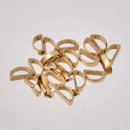 Diverse defekt guld, 18K, vikt 2,63g.