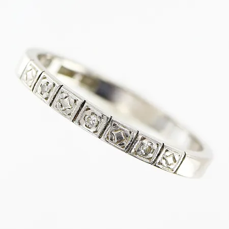 Ring, diamanter 3 x ca 0,005ct, stl 16½, bredd 2mm, vitguld, 18K. Vikt: 2,2 g