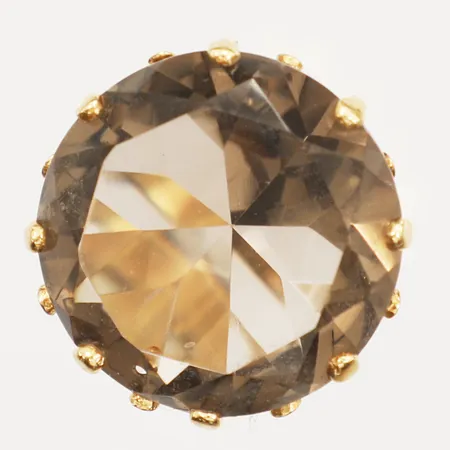 Ring med rökkvarts, stl 17¾, bredd 3-21,5mm, höjd 11,5mm, 18K, bruttovikt: 10,6g.