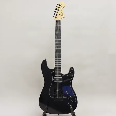 Elgitarr Fender Jim Root Stratocaster, serie nr US16000813, USA, lack stötskador förekommer, mickar utbytta, en stränghylsa saknas, originalfodral. Skickas med Bussgods eller PostNord