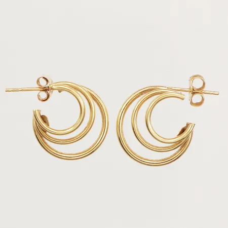 Ett par örhängen, längd 16,5mm, bredd 6,8mm, omaka snurrebussar, 18K  Vikt: 2,2 g