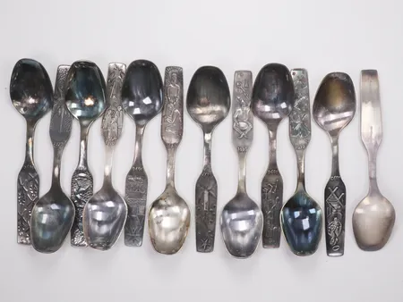 12 julskedar olika motiv från 1970-1981, 14,8cm, MEMA, 830/1000 silver Vikt: 327,7 g