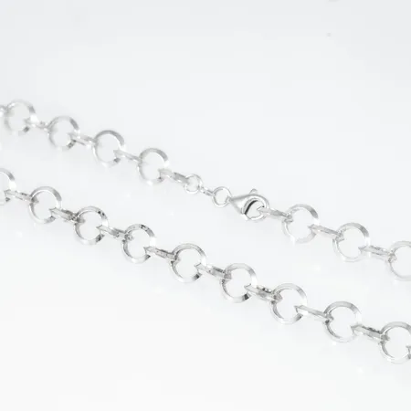 Colliér i silver (925/1000). Det är 45 cm långt, 1,8 - 8,5 mm brett och väger 22,4g. Karbinake.