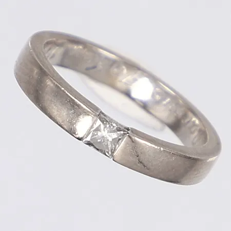 Ring med prinsesslipad diamant 1x0,15ct TW/SI enl. gravyr, stl 16, bredd 3mm, gravyr, vitguld 18K Vikt: 4,2 g
