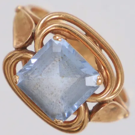 Ring med ljusblå sten, stl 15¼, bredd 2-12,5mm, gravyr, naggad sten, 18K Vikt: 3,4 g