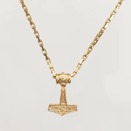 Kedja Ankar med hänge Tors hammare, kedjans längd 48cm, bredd 2,3mm, hängets längd 25,9mm, 17mm, 18K Vikt: 22,5 g