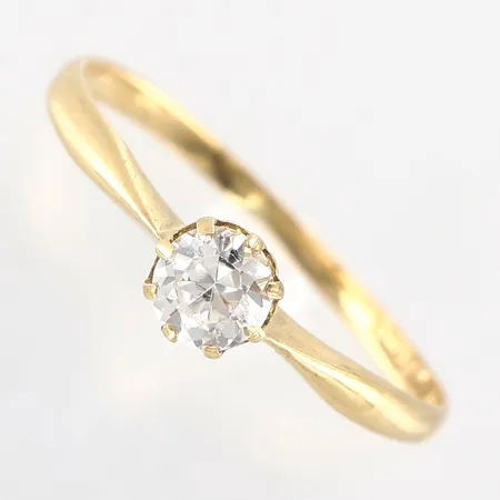 Ring med sten, stl 17¾, bredd framtill ca 4mm, slitage på sten, 18K Vikt: 1,4 g