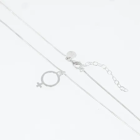 Hänge Kvinnotecknet i silver (925/1000) med kedja (venezia) 42-47 cm. Hänget är 11,5mm brett, 21 mm långt inkl. ögla och väger tillsammans med kedja 3,4g. Karbinhake. 