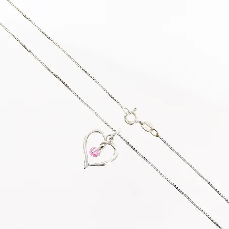 Kedja med hänge, hjärta med rosa sten 20x15mm, kedjans längd 44cm, bredd 1mm, silver 925/1000.  Vikt: 2,7 g