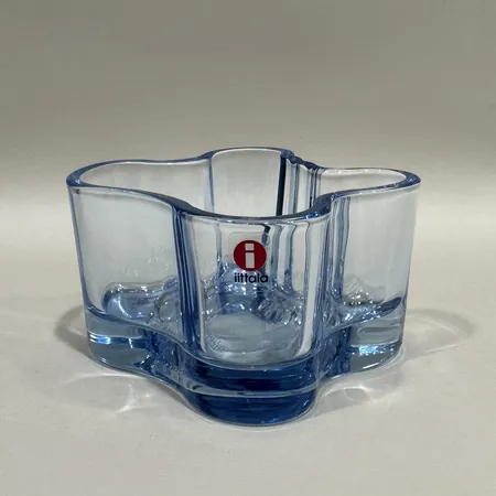 Ljuslykta Iittala, design Alvar Aalto, höjd 5cm, ljusblå, etikettmärkt