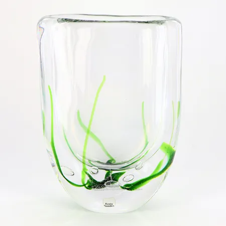 Vas av Vicke Lindstrand, modell Sjögräs, höjd ca 18cm, numrerad 441716, etikettmärkt, kalkavlagringar Vikt: 0 g Skickas med paket.